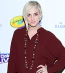 Ashlee Simpson va naște o fetiță
