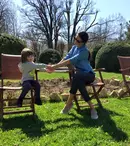 Fetiţa Ancăi Serea, la prima lecţie de înot: „M-am bucurat să văd că-i place”