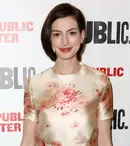 Anne Hathaway s-a fotografiat pe plajă. Cum arată vedeta însărcinată