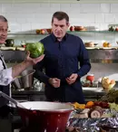 Pătraru, „îmblânzit” cu „varză îndopată”, la „Politică şi delicateţuri”