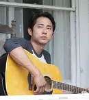 FOTO. Steven Yeun („The Walking Dead”) s-a însurat, alături de colegi