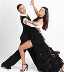Azi, la „Uite cine dansează!” (Pro TV), vedetele își dansează amintirile în pași de tango, rumba, dans contemporan și cha-cha