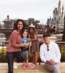 Bruce Willis s-a relaxat la Disney, cu fiicele și soția