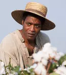 Recomandarea TVmania pentru seara de joi, 5 octombrie: „12 ani de scalvie” cu Chiwetel Ejiofor și Michael Fassbender