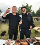 Mircea Dinescu şi Mircea Baniciu înfăşoară clătite umplute cu „Politică şi delicateţuri”