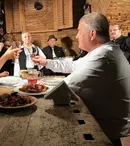 Ghici cine vine în bucătăria lui Dinescu, la „Politică și delicatețuri”