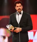 FOTO. Burak Özçivit, “Bărbatul anului” în Turcia. Cum a aratat actorul la gala unde a fost premiat