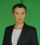 Elenei Vijulie îi aranjează bradul de Crăciun motanul Muţu, care „are păreri proprii despre locul globurilor”