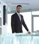 GALERIE FOTO. Vlad ajunge în casa părintească pentru prima dată după schimbarea identității