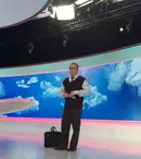 Marius Florea Vizante, alias Ducu, din serialul „Liber ca pasărea cerului”, prezintă rubrica meteo, la „Observator”