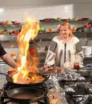 Ancăi Sigartău nu-i place să gătească, dar îl ajută pe Dinescu la bucătărie. Numai la „Politică şi delicateţuri”