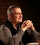 După 11 sezoane de „Politică și delicatețuri”, Mircea Dinescu și-a deschis restaurant cu numele emisiunii