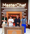 În seara aceasta are loc semifinala emisiunii „Masterchef”. Invitatul special al acestei ediții, un bucătar cu o stea Michelin