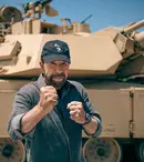 Chuck Norris și David Hasselhoff sunt protagoniștii seriei de emisiuni auto „Garajul legendelor”, transmisă de HISTORY