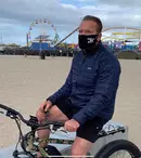 Arnold Schwarzenegger va dona măști cu replica sa din „Terminatorul”