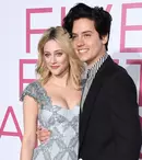 Lili Reinhart și Cole Sprouse, actorii din serialul „Riverdale”, s-au despărțit