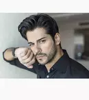 FOTO. Burak Özçivit, schimbare radicală de look pentru al doilea sezon al serialului „Kuruluş Osman”