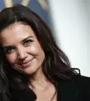 Katie Holmes nu se mai ascunde. Actrița a fost surprinsă în brațele noului partener
