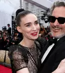 Joaquin Phoenix și Rooney Mara au confirmat public că au devenit părinți