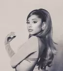 Cântăreața Ariana Grande s-a logodit