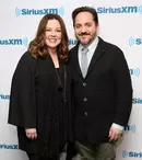 Melissa McCarthy și soțul ei vor juca în noul sitcom „God's Favorite Idiot”, produs de Netflix