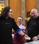 Chefi la cuțite. Chef Scărlătescu, criză de nervi pe platoul de filmare: „Tu te-apuci să-mi tai unt?! Ești nebun?!”