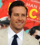 A cerut ajutor specializat. Armie Hammer își tratează dependențele într-o clinică specială