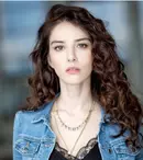 Cine este Özge Gürel, partenera lui Can Yaman din serialele „Dulce-amărui” și „Dl Greșeală”