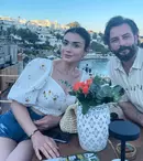 Cum îl tachinează Özge Yağız pe iubitul ei, Gökberk Demirci. Actorii din „Jurământul” se află în vacanță la Bodrum