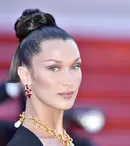 A purtat pe post de sutien o bijuterie. Bella Hadid, apariție spectaculoasă pe covorul roșu de la Cannes