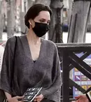 Angelina Jolie, ținută neașteptată pentru o plimbare în Veneția. Cine e alături de ea în orașul plutitor