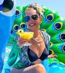 Thalia a schimbat prefixul. De ziua ei, cântăreața de 50 de ani a pozat în costum de baie