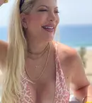 La indigo! Tori Spelling și coafeza ei seamănă atât de bine, încât fanii le-au confundat