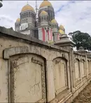 Se fură într-o veselie din gardul Casei Poporului din București. Și, la urma urmelor, al cărui popor e Casa Poporului?