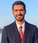 Primele imagini cu George Burcea din serialul Netflix „Wednesday”. Cum arată actorul în rolul valetului Lurch