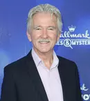 Iubește cu foc la 72 de ani. Patrick Duffy, fotografiat în timp ce se săruta cu iubita sa pe o stradă din Santa Barbara