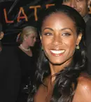Jada Pinkett Smith, ravisantă într-o rochie roșie de prințesă, la premiera noului „Matrix”