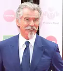 Pierce Brosnan, total schimbat în rolul Regelui Ludovic al XIV-lea. Actorul de 68 de ani are părul șaten și lung până la umeri