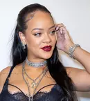 Rihanna, ținută extravagantă și transparentă la un eveniment Dior. Și-a afișat burtica de graviduță