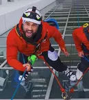 Selly și Dorian Popa au trecut la munca de... sus! Cei doi au spălat geamuri, echipați ca alpiniști utilitari