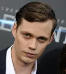 Prima imagine cu Bill Skarsgård din noul film „Boy Kills World”