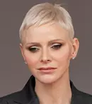 De ce Prințesa Charlene se îmbracă mai nou doar în tinute „decolorate” și sobre. Explicația unui renumit psiholog