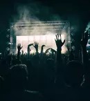 Cum te îmbraci la festivaluri pentru a fi în ton cu atmosfera? Idei de outfit-uri inspirate cu piesele din garderoba ta