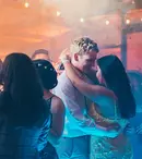 Ghidul Tău în Alegerea Rochiilor Pentru Balul de Absolvire: Rochia cu Umerii Goi,o  Alegere Inedită