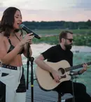 Nicole Cherry, apariție senzuală printre TikTok-eri. Cântăreața a fost invitată în Buzz House