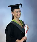 Alexia Eram, imagini de la festivitatea de absolvire din Marea Britanie. Cine i-a fost alături și ce surpriză i-a făcut iubitul ei