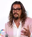 Jason Momoa, surprins pe motor, la plimbare cu iubita lui. Tânăra e cu 10 ani mai tânără decât starul din „Aquaman”