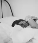 Care este cea mai bună poziție de dormit pentru un somn odihnitor și pentru o stare generală de sănătate bună?