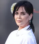 Charlize Theron, impecabilă în costum de baie la 47 de ani. Cum s-a distrat alături de fiicele ei