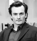 Rupert Friend se alătură lui John Malkovich în distribuția filmului Cravata Galbenă